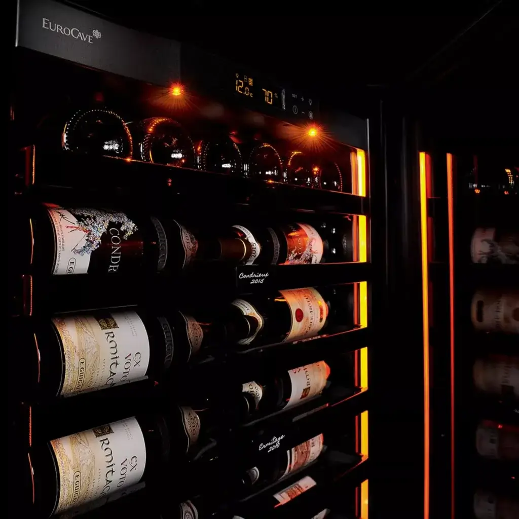 Revelation酒櫃側邊燈光