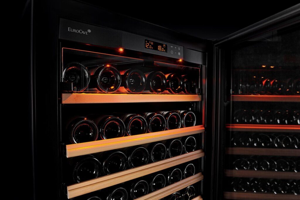 pure酒櫃上方黃光