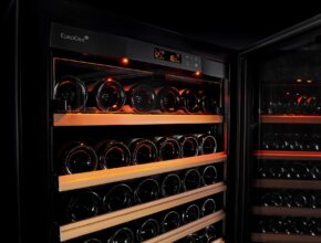 pure酒櫃上方黃光